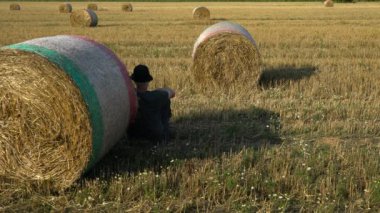 Tarlada büyük saman balyası