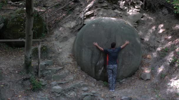 Tajemniczy Gigant Okrągły Kamień Podubravlje Zavidovici Bośnia Hercegowina — Wideo stockowe