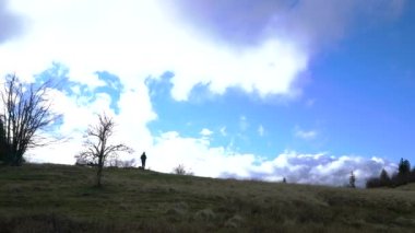 Dağcı hareket eden bulutları uzaktan izliyor