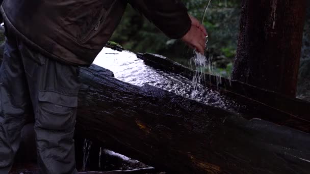 Een Man Wast Zijn Handen Een Bos Houten Trog — Stockvideo