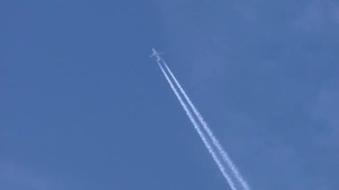 Mavi gökyüzünde bir uçak