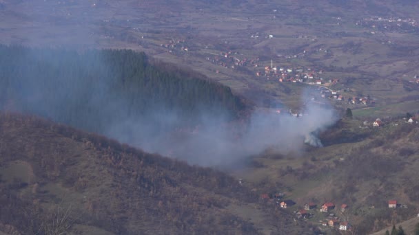 Feuer Der Nähe Der Siedlung Starker Rauch Gefährlich Quelle — Stockvideo