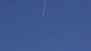 Mavi gökyüzünde bir uçak