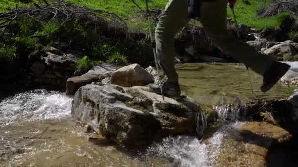 Bergbeklimmer Steekt Rivier Van Steen Naar Steen — Stockvideo