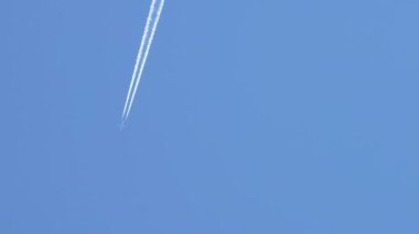 Mavi gökyüzünde bir uçak