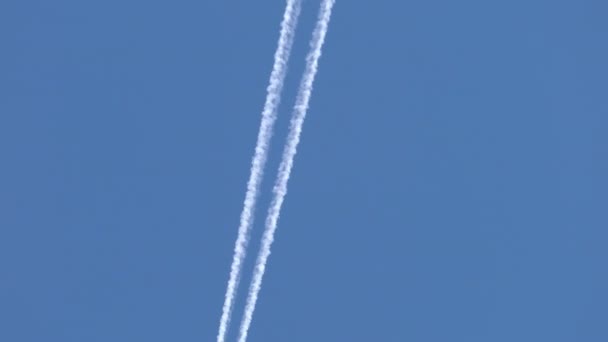 Mavi Gökyüzünde Bir Uçak — Stok video