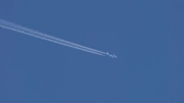 Mavi gökyüzünde bir uçak