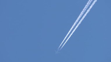 Mavi gökyüzünde bir uçak