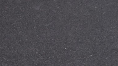 Asfalt yola fırtına yağmuru yağıyor