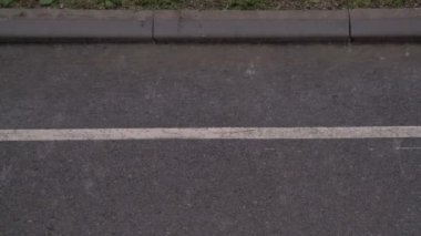 Asfalt yola fırtına yağmuru yağıyor