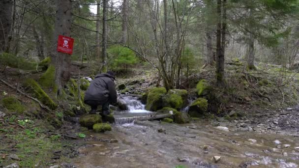 Man Washes His Hands Forest Creek Mined Area — Vídeo de Stock