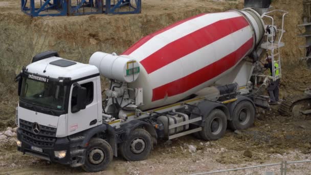 Construction Works Bringing Concrete Pile Mixer Concreting — Stok video