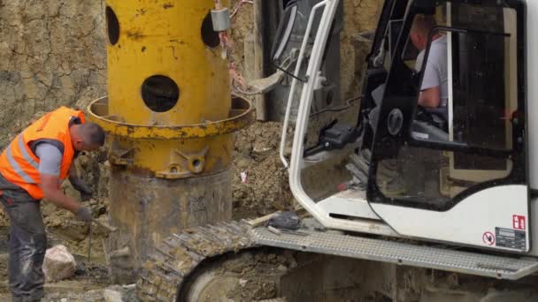 Construction Works Pulling Steel Pipe Out Pile Concreting — Vídeo de Stock
