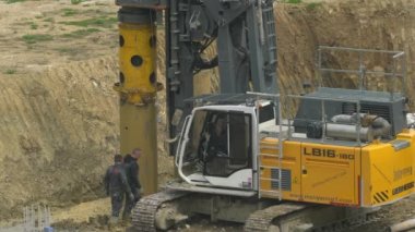 İnşaat işleri- Çelik boruları beton döşemeden çıkarmak