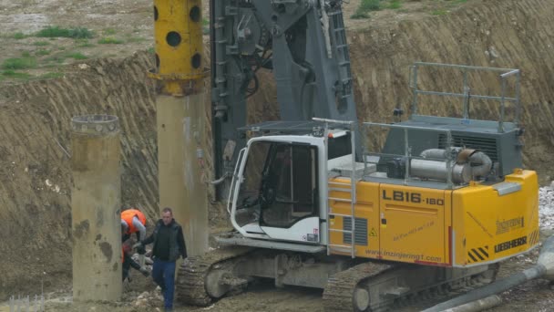 Construction Works Measuring Spacing Verticality Tamping Steel Pipe Piles — Vídeo de Stock
