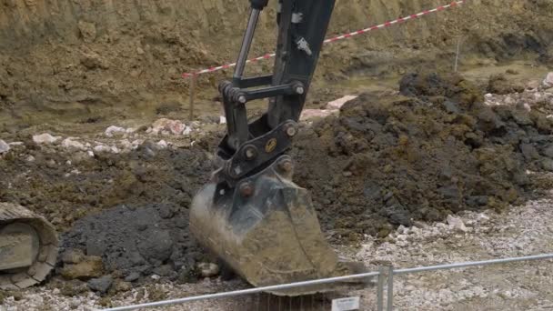 Obras Construção Remoção Solo Com Uma Escavadeira — Vídeo de Stock