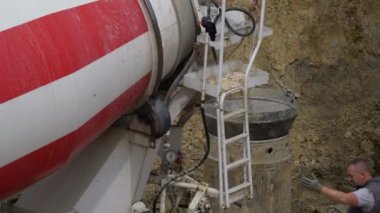 İnşaat işleri- Karıştırıcı ile yığınla beton getirmek