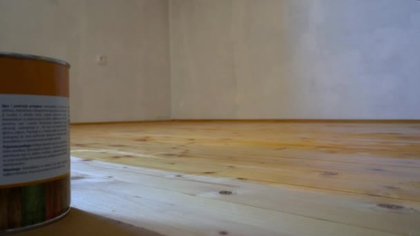 Manual Coating Wooden Floor Colorless Varnish — 비디오