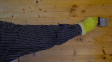 Elle kaplanmış ahşap döşeme ve renksiz vernik.