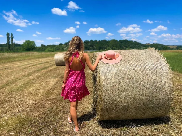 Woman Pink Summer Dress Hat Standing Bales Hay Middle Field — Stock Photo, Image