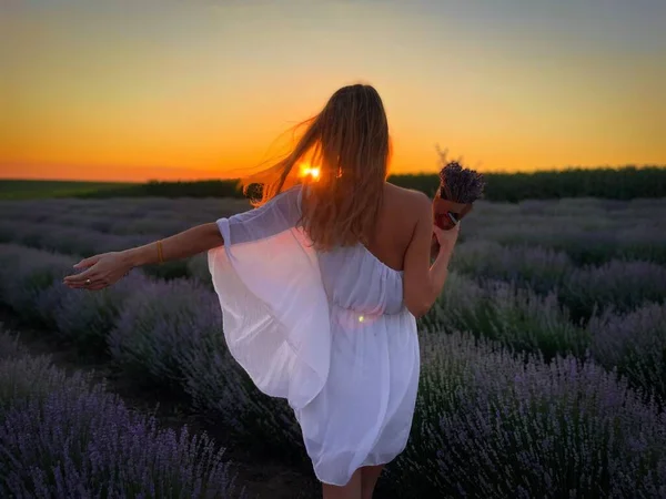 Frau Weißen Kleid Hält Einen Lavendelstrauß Der Hand Während Sie — Stockfoto