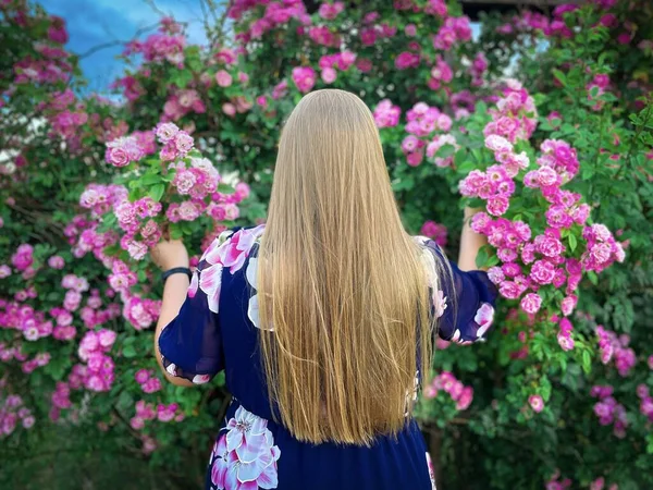 Vue Arrière Une Jeune Femme Aux Longs Cheveux Blonds Ramassant — Photo