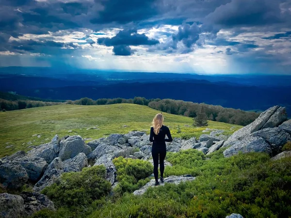Woman Hiking Alone Mountains Cloudy Day 免版税图库照片