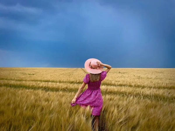 Frau Rosa Kleid Und Hut Einem Weizenfeld Einem Trüben Und — Stockfoto
