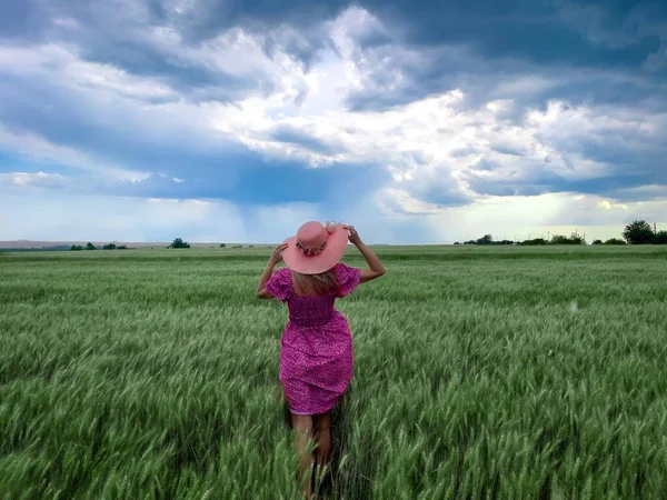 Woman Pink Dress Hat Field Wheat Cloudy Stormy Summer Day — Stock Photo, Image