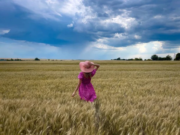 Woman Pink Dress Hat Field Wheat Cloudy Stormy Summer Day — Stock Photo, Image