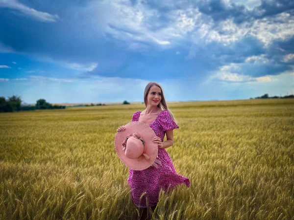 Женщина Розовом Платье Шляпе Поле Пшеницы Облачный Бурный Летний День — стоковое фото