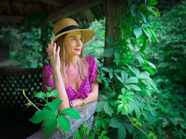 Femme Blonde Robe Rose Debout Dans Kiosque Dans Forêt Verte — Photo