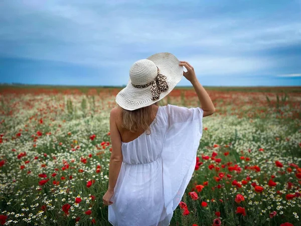 Junge Blonde Frau Weißem Kleid Steht Einem Bewölkten Sommertag Einem — Stockfoto