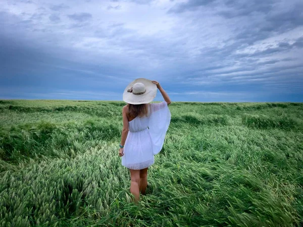 Vrouw Met Witte Jurk Hoed Alleen Een Veld Van Tarwe — Stockfoto