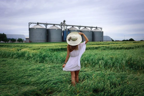 Femme Portant Une Robe Blanche Chapeau Debout Seul Sur Champ — Photo