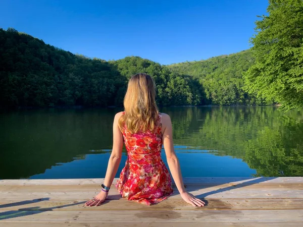Rear View Woman Summer Dress Sitting Wooden Pontoon Lake — Stockfoto