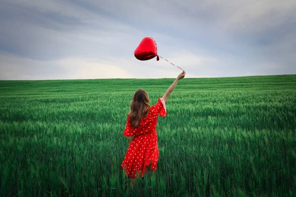 Frau Rotem Kleid Steht Auf Einem Weizenfeld Und Hält Einen — Stockfoto