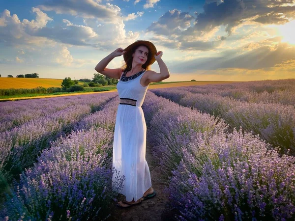 Rückansicht Einer Frau Weißem Kleid Mit Strohhut Einem Lavendelfeld — Stockfoto