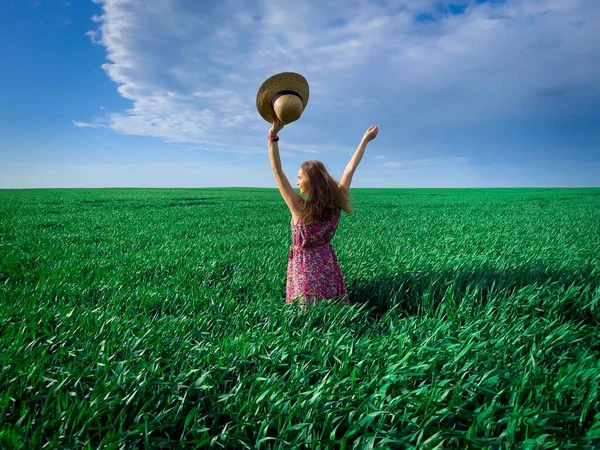 Young Woman Wearing Dress Straw Hat Standing Field Wheat Warm — Stock Photo, Image