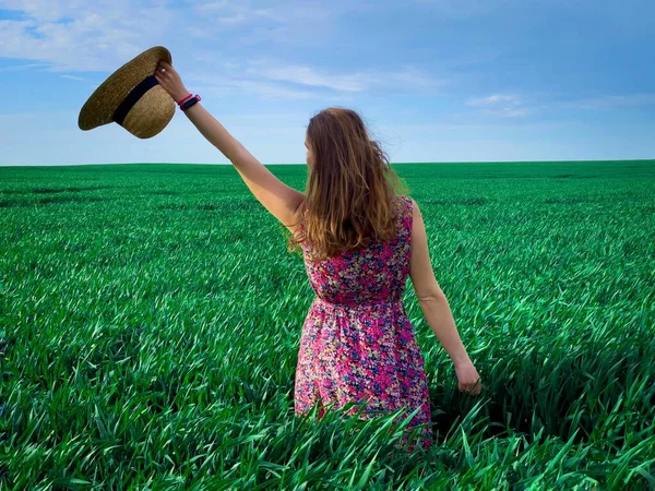 Young Woman Wearing Dress Straw Hat Standing Field Wheat Warm — Stock Photo, Image