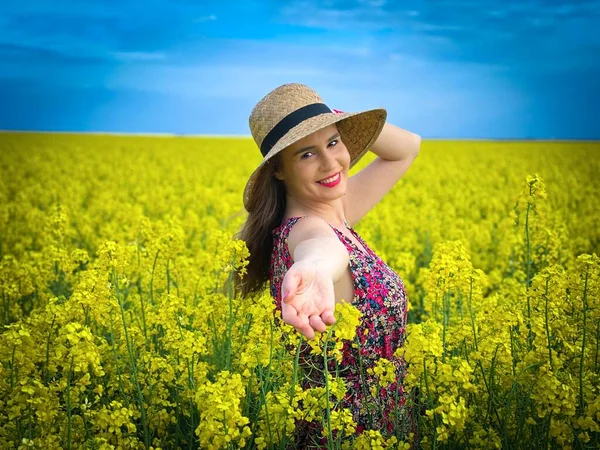 Femme Portant Chapeau Paille Dans Champ Fleurs Canola Par Une — Photo