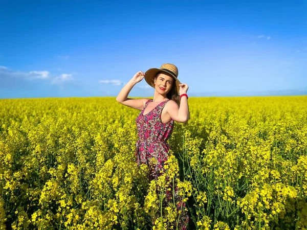Woman Wearing Straw Hat Field Canola Flowers Sunny Day Blue — Stock fotografie
