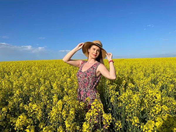 Woman Wearing Straw Hat Field Canola Flowers Sunny Day Blue — Stockfoto