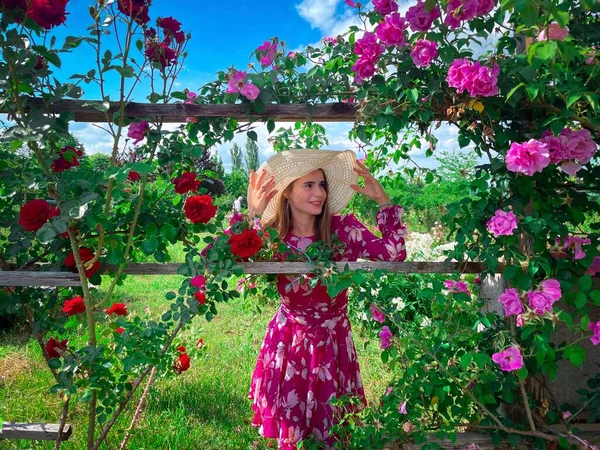 Jeune Femme Robe Chapeau Dans Jardin Plein Roses Colorées — Photo