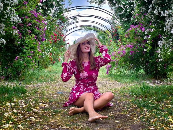 Молодая Женщина Платье Шляпе Саду Полном Разноцветных Роз — стоковое фото