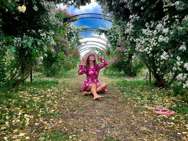 Young Woman Wearing Dress Hat Garden Full Colorful Roses — Stock fotografie