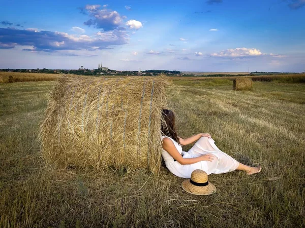 Woman White Dress Wearing Straw Hat Resting Bale Hay — Stock Photo, Image