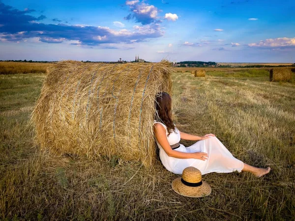 Woman White Dress Wearing Straw Hat Resting Bale Hay — Stock Photo, Image