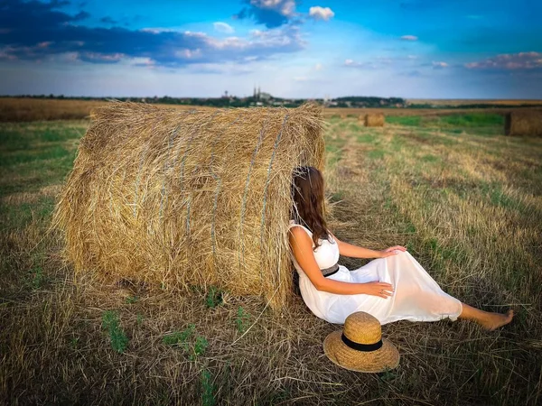 Woman White Dress Wearing Straw Hat Resting Bale Hay — Stock Photo, Image
