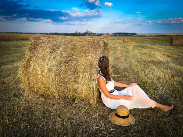 Woman White Dress Wearing Straw Hat Resting Bale Hay — Stock Photo, Image